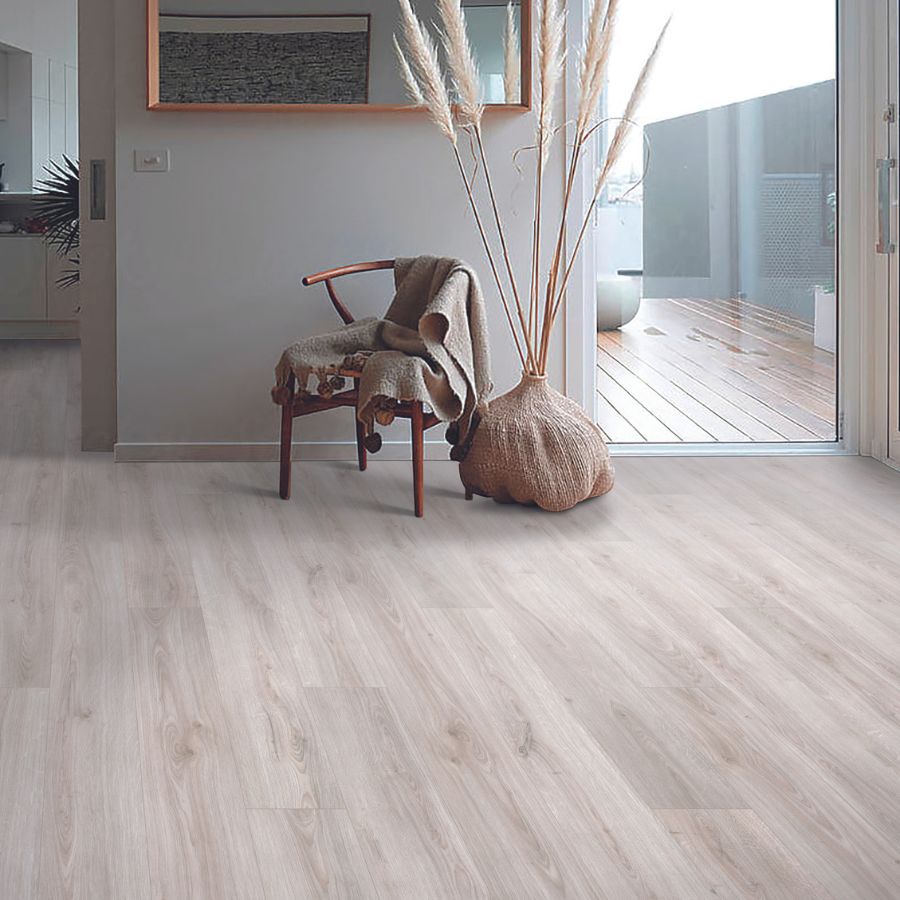 Laminate floors in a foyer